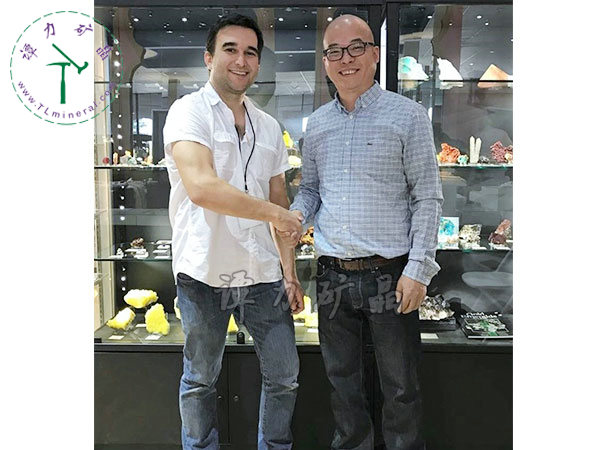 亞利桑那大學礦物學Marcus馬庫斯教授（左），譚力（右）